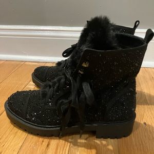 JESSICA SIMPSON NORINA BOOTIE Black with black rhinestones Black faux fur tongue